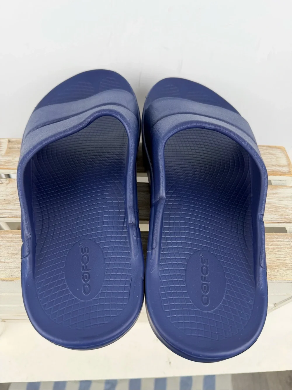 OOFOS Recovery slides in navy impact-absorbing foam technology unisex W11 M9
